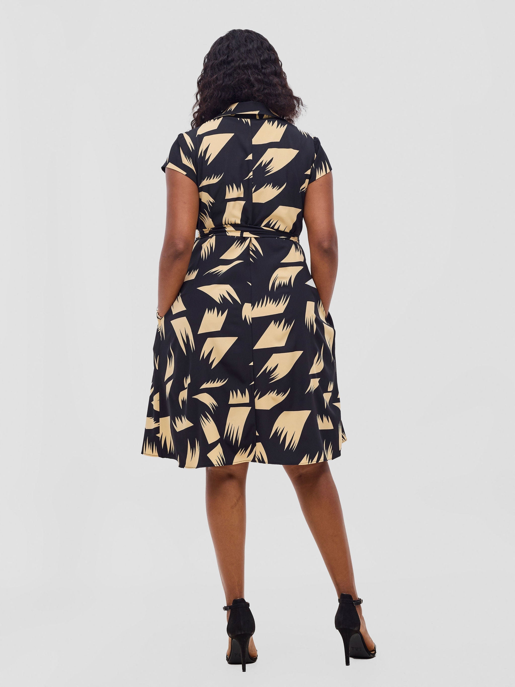 Vivo Zuri Cap Sleeve Knee Length Dress - Black / Beige Print