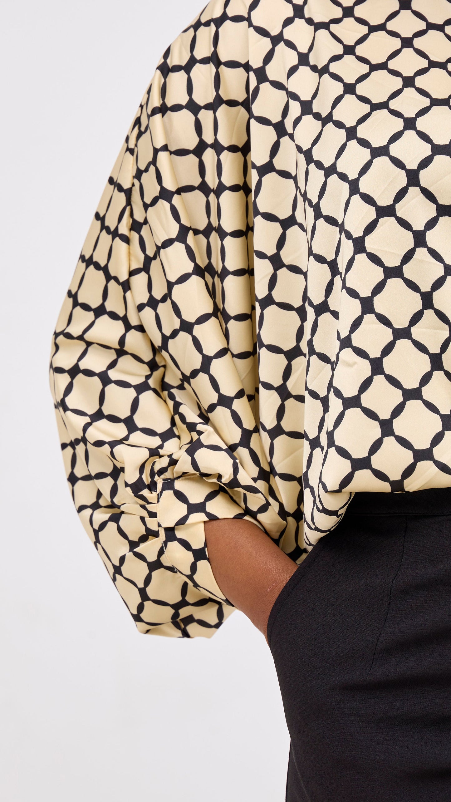 Vivo Sawari Crossed Cuff Batwing Top - Light  Cream / Black Print