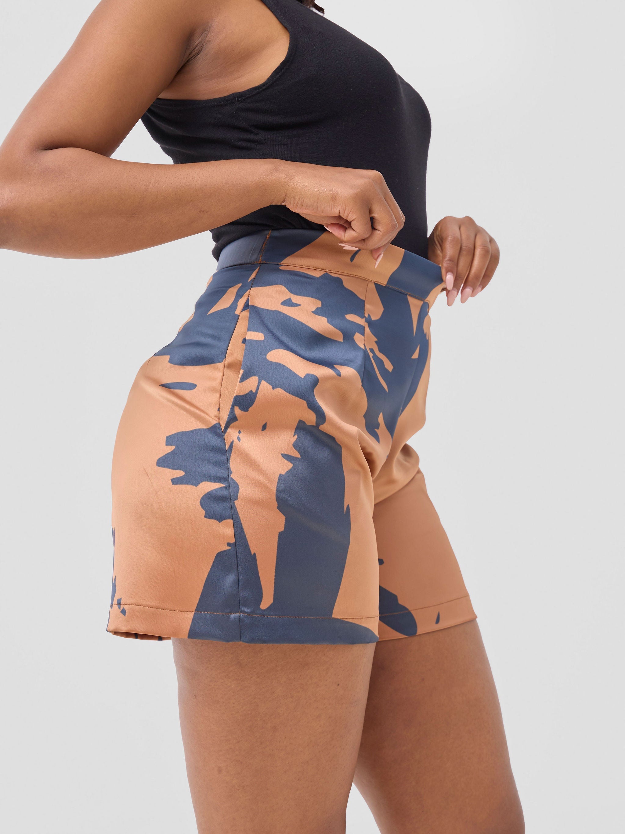 Vivo Beali Shorts - Tan / Navy Lea Print