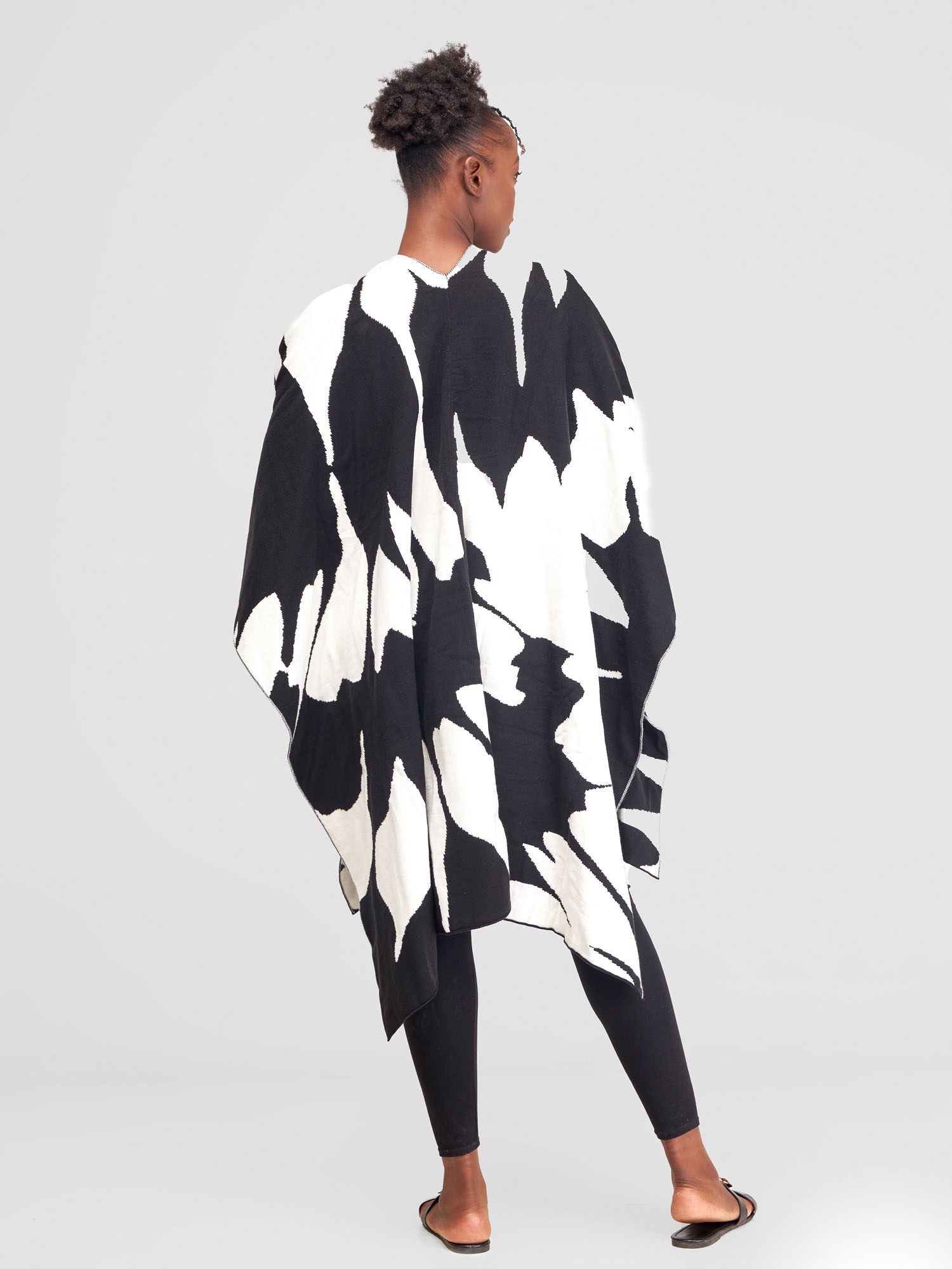 Vivo Reversible Printed Poncho - White  / Black Pepeo  Print